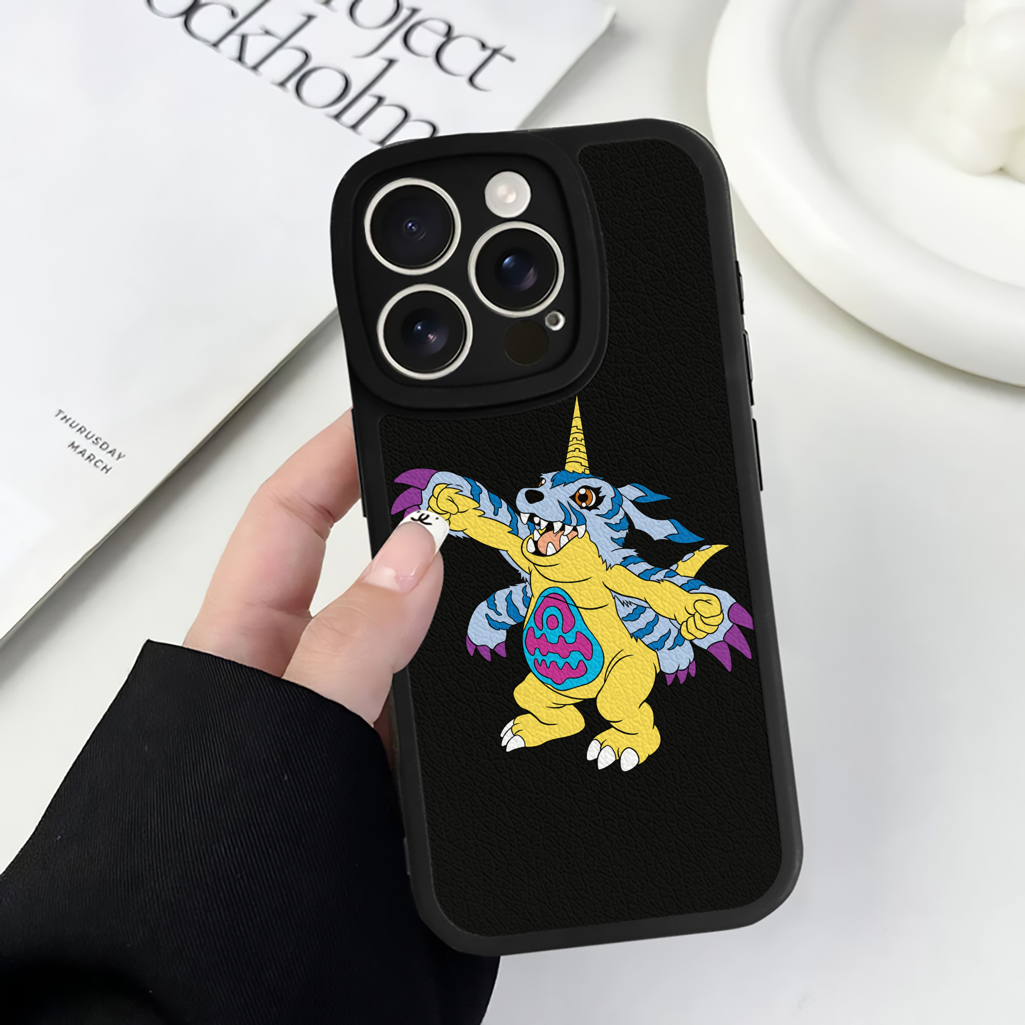 （画像用） Digimon デジタルモンスター/デジモン 【iPhone 16シリーズ対応】シリコンスマホケース（レザー調） 材質：シリコン